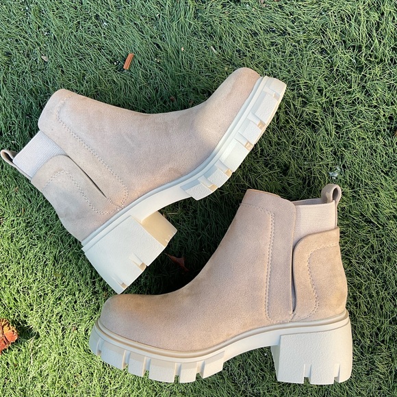 Clay colored lug style slip on boot. Two stretch panel easy on/off Soda TTS - Picture 4 of 5